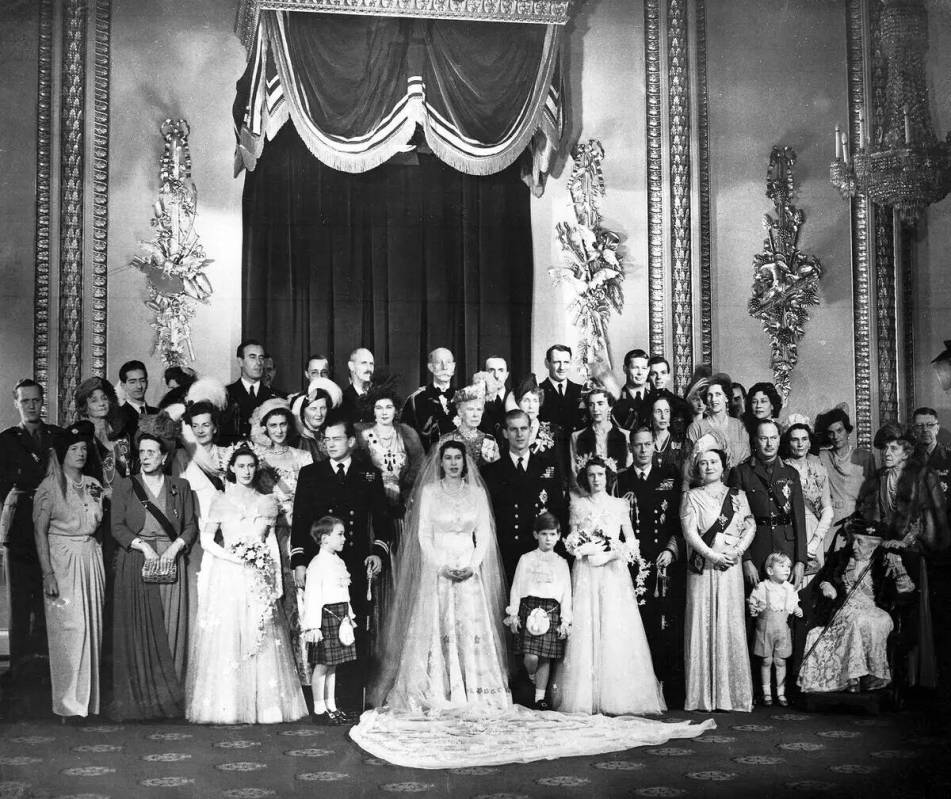 ARCHIVO - En esta foto de archivo del 20 de noviembre de 1947, la princesa Isabel y su esposo e ...
