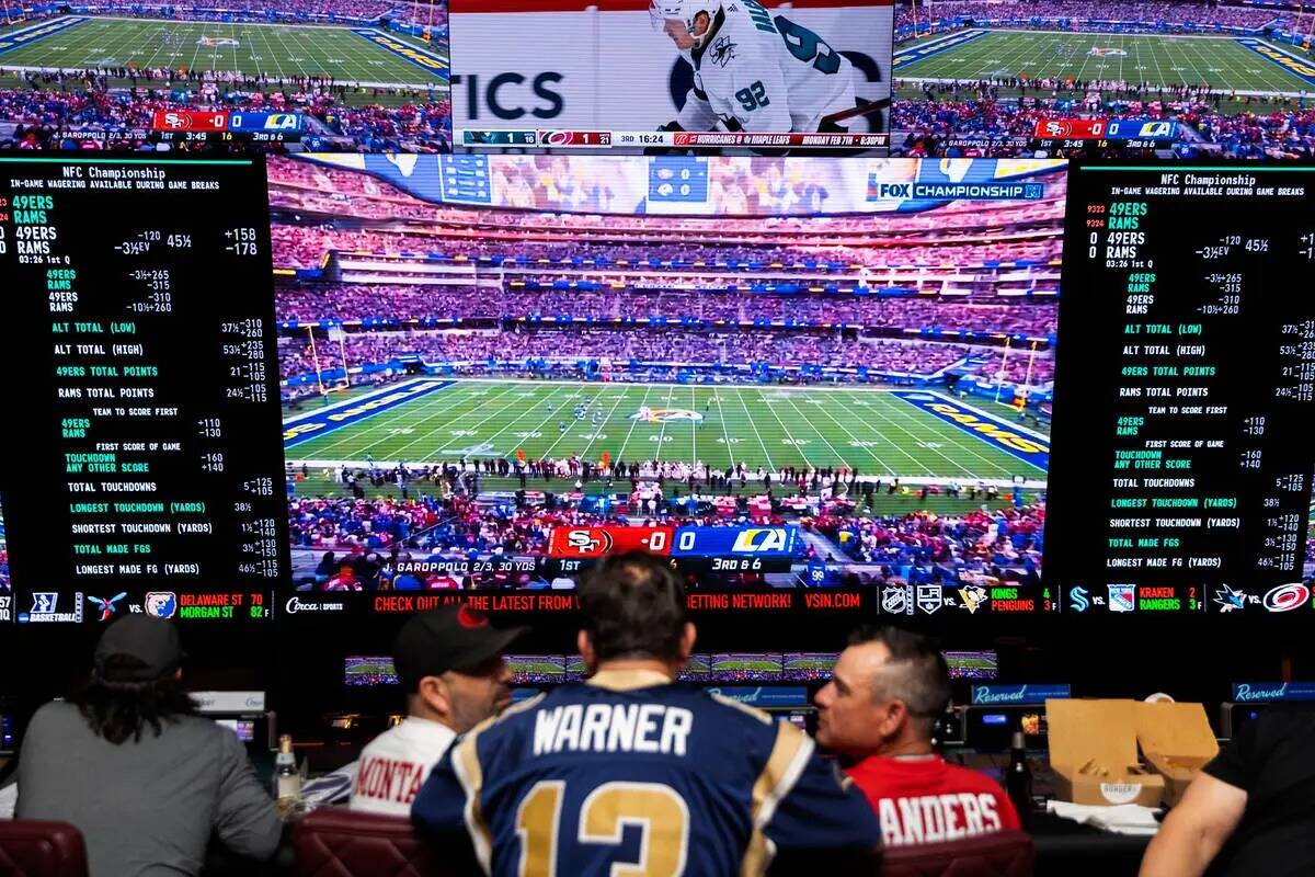 Los fanáticos de Los Angeles Rams y los San Francisco 49ers ven el partido de fútbol american ...