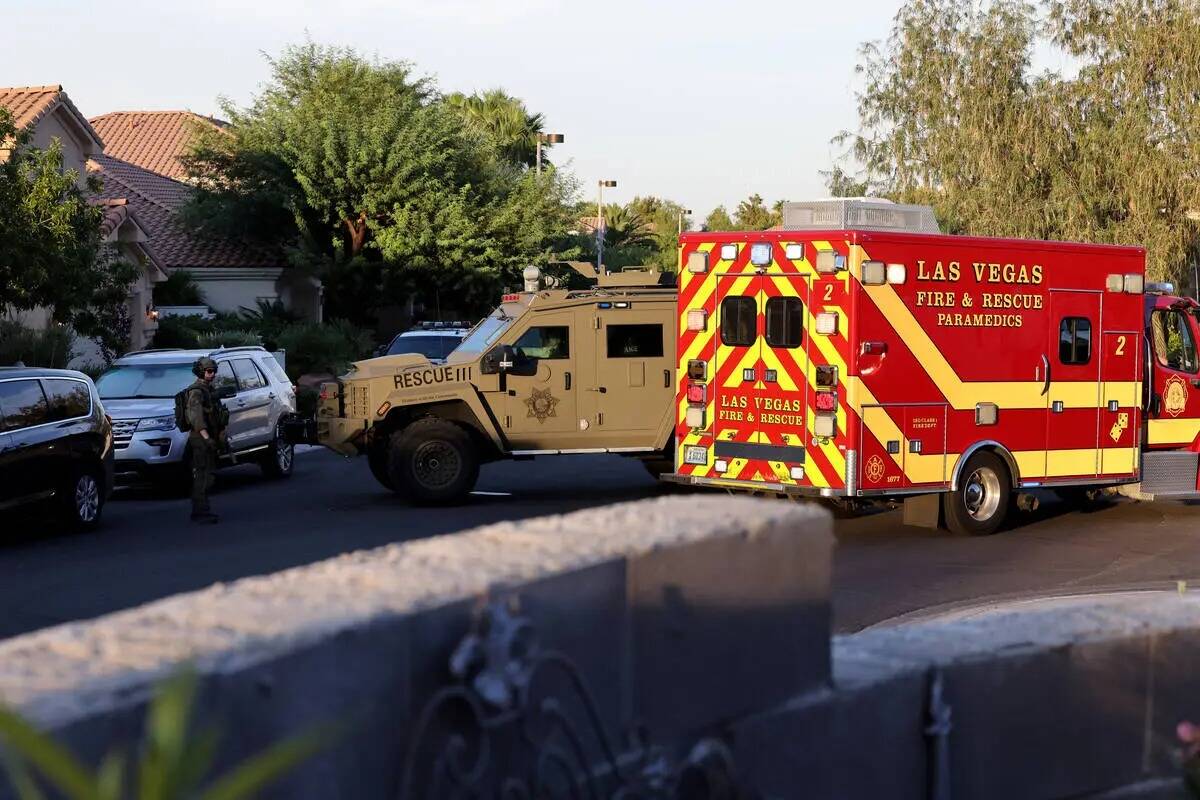 Un vehículo SWAT y una ambulancia de Las Vegas Fire and Rescue frente a la casa del Administra ...