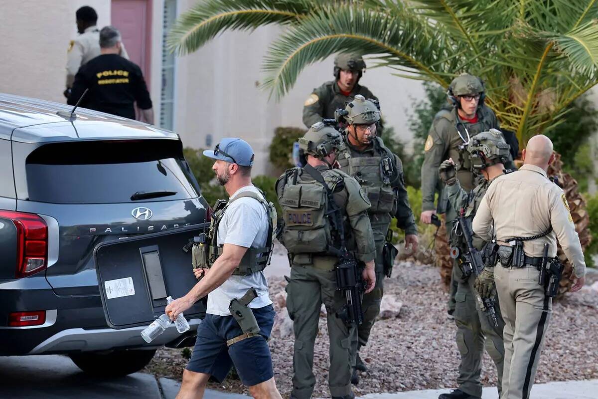 Agentes del SWAT de la policía de Las Vegas frente a la casa del administrador público del Co ...