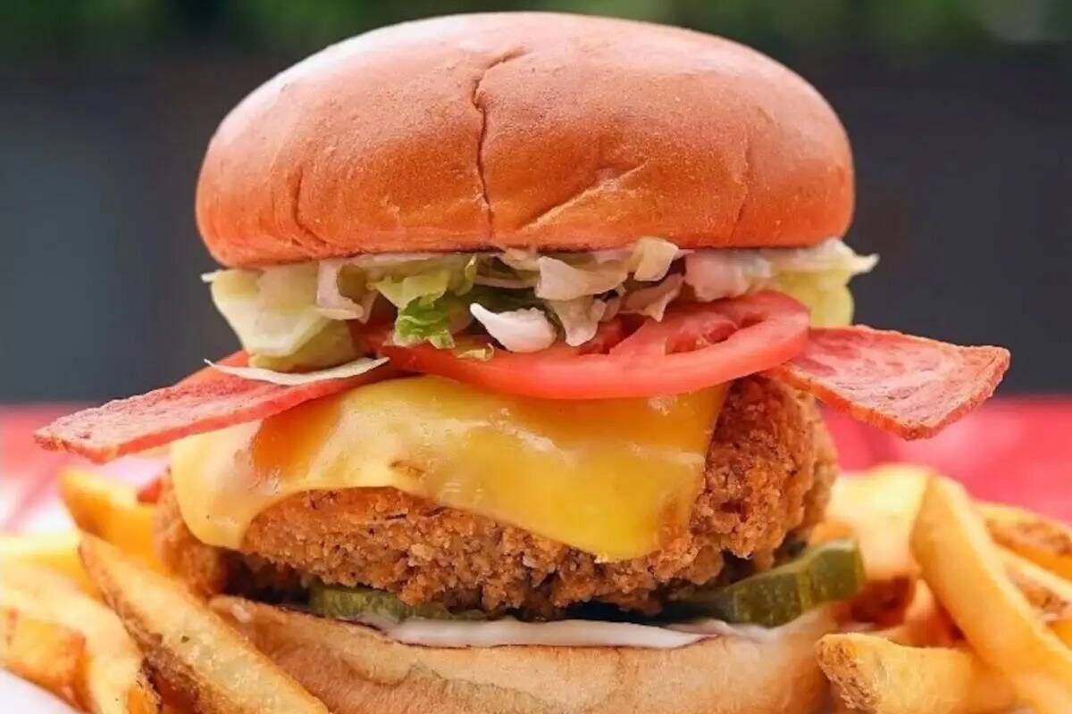 Un sándwich de pollo vegetal Deluxe de Project Pollo, una cadena de comida rápida vegana que ...