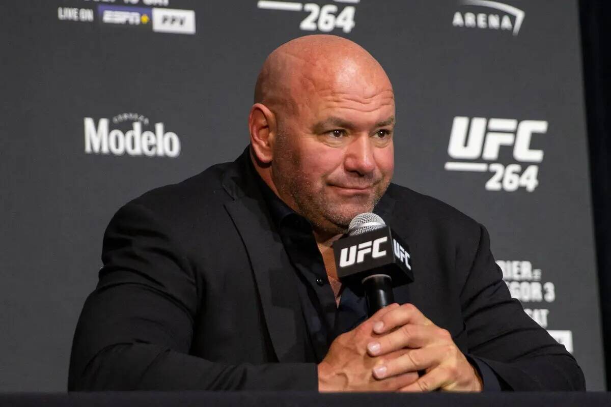 El presidente de la UFC, Dana White, responde a las preguntas durante la conferencia de prensa ...