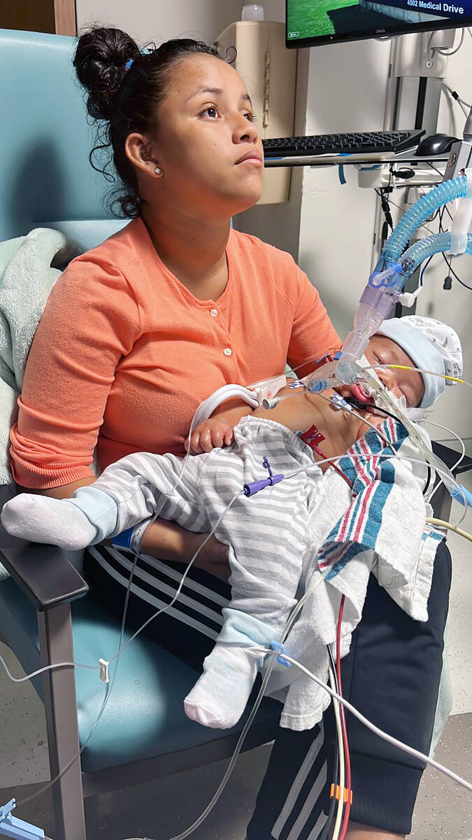 Maybeling Velásquez con su bebé Noel Alexander en el hospital universitario de San Antonio, T ...