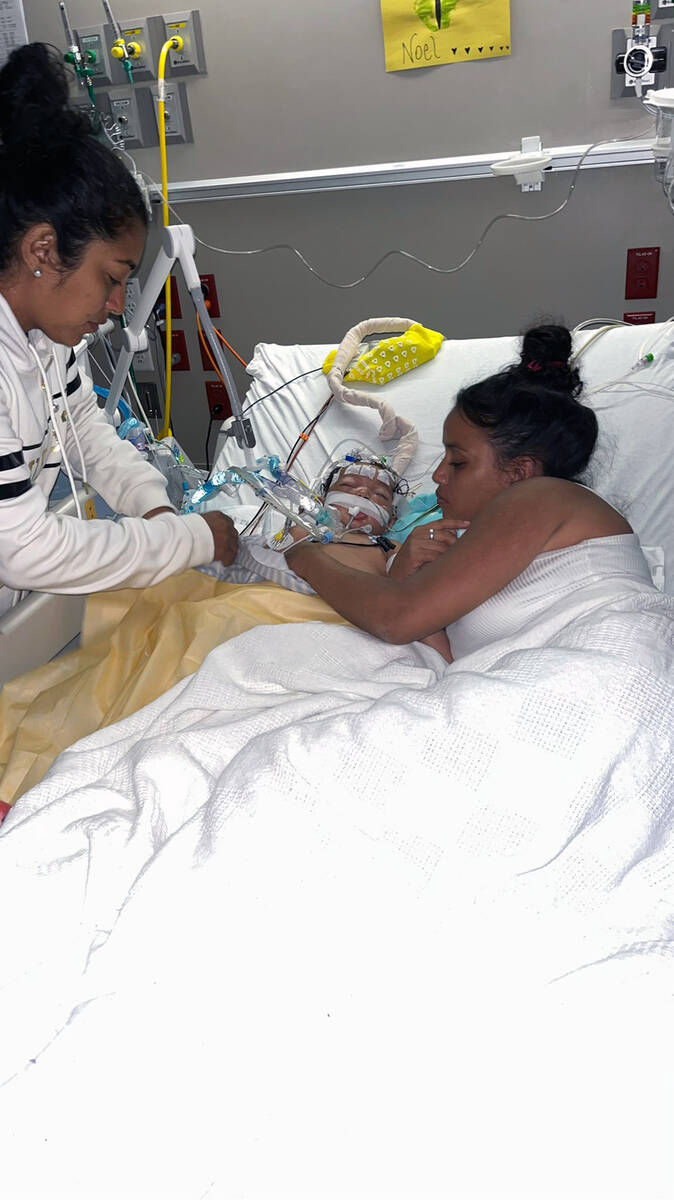 Maybeling Velásquez y su bebé Noel Alexander reciben consuelo de su abuela Martha Mairena (iz ...