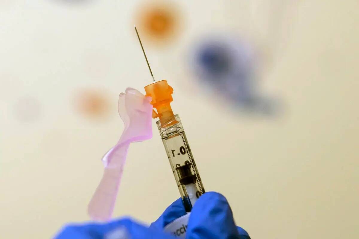 La enfermera Lydia Holly prepara la dosis de la vacuna COVID-19 de un niño, el 3 de noviembre ...