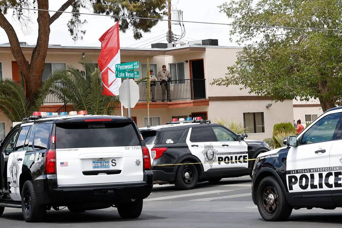 La policía de Las Vegas investiga alrededor de la cuadra 4100 de Pennwood Avenue, el martes 9 ...