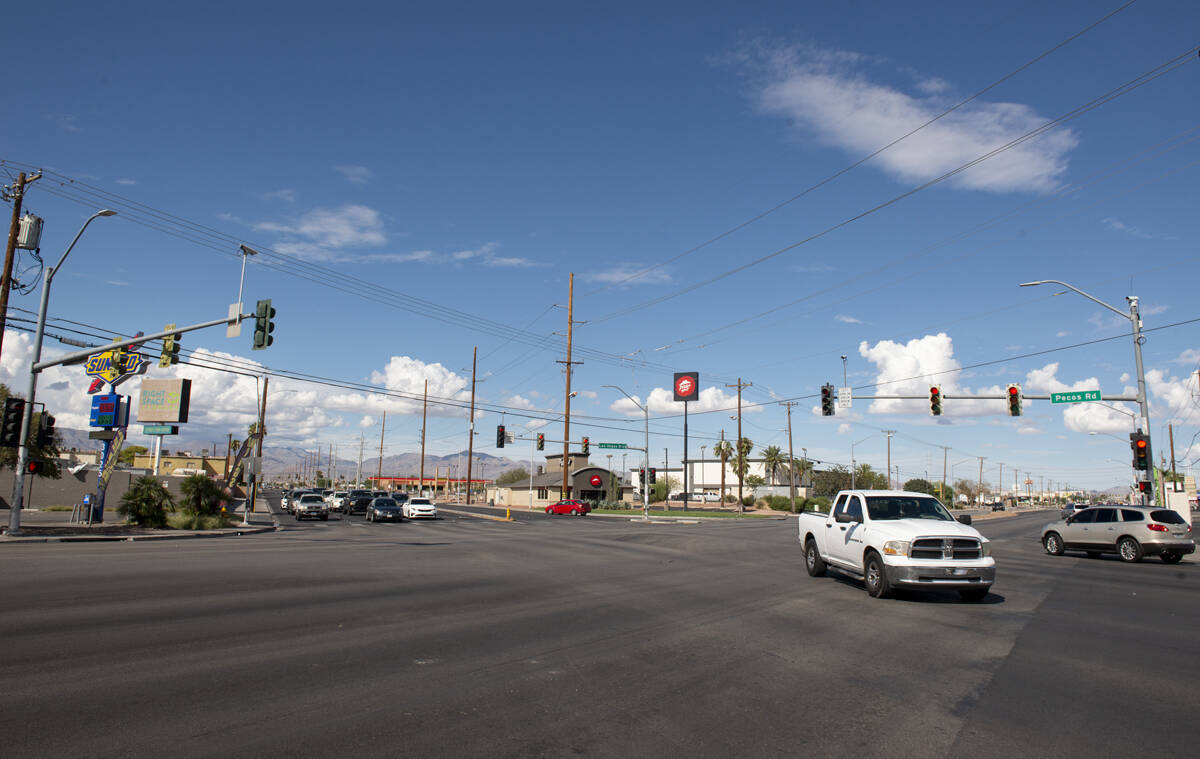 La intersección de Las Vegas Boulevard y Pecos Road donde un motociclista murió en un acciden ...