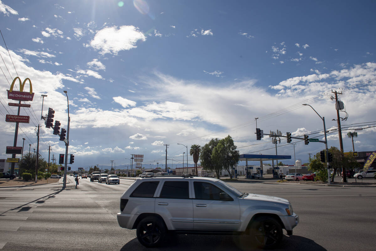 La intersección de Las Vegas Boulevard y Pecos Road donde un motociclista murió en un acciden ...
