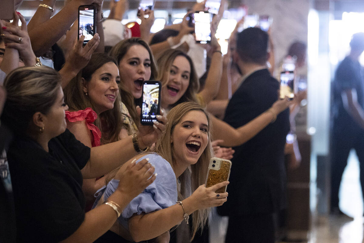 Fanáticos celebran tras la llegada de Saúl "Canelo" Álvarez durante evento de cara a cara en ...