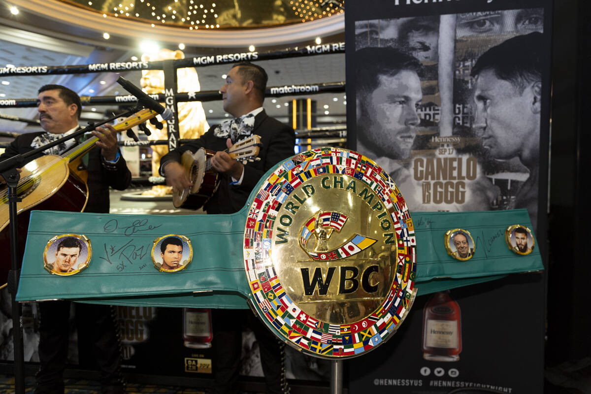 El cinturón de boxeo se muestra durante llegada de Saúl "Canelo" Álvarez y Gennadiy Golovkin ...