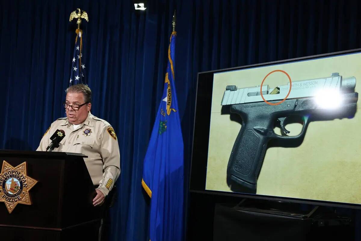 El ayudante del alguacil de la policía de Las Vegas, John McGrath, muestra un arma atascada qu ...