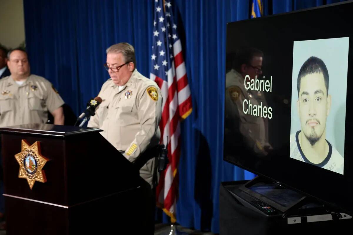 Gabriel Charles aparece durante una conferencia de prensa con el alguacil adjunto de la policí ...
