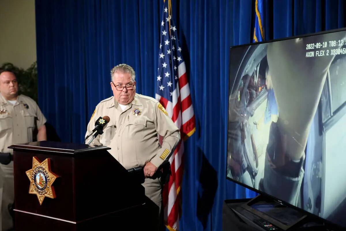 El alguacil adjunto de la policía de Las Vegas, John McGrath, muestra el video de la cámara c ...