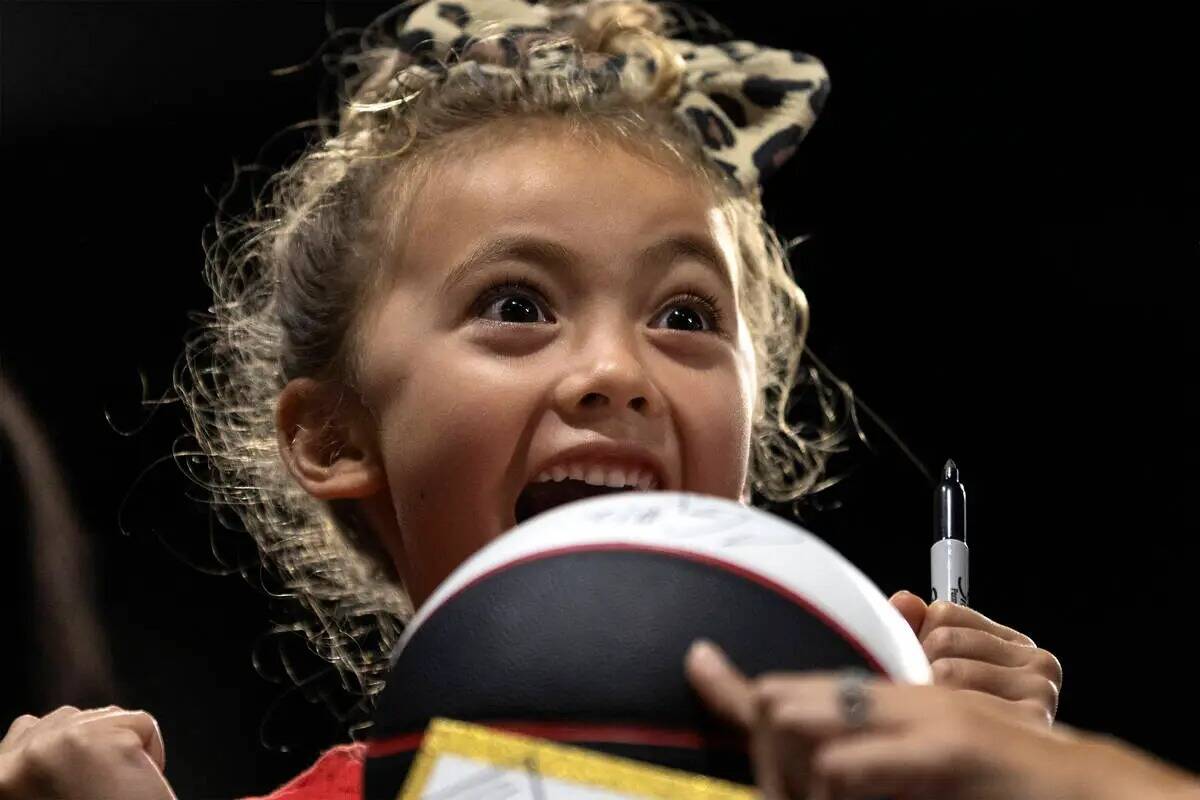 Layne Thompson, de cinco años, de Carolina del Sur, grita después de que la delantera de Las ...