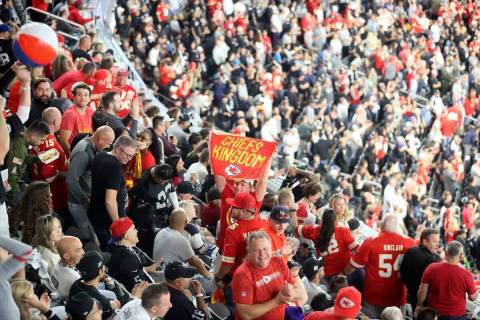 Fans de los Kansas City Chiefs celebran un touchdown contra los Raiders en el Allegiant Stadium ...