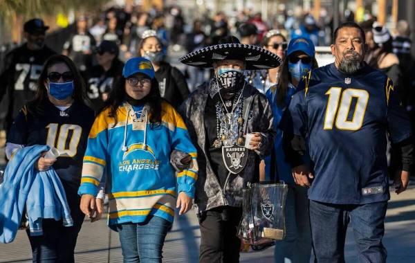 Fans de los Raiders y Los Angeles Chargers antes del comienzo de un partido de fútbol american ...