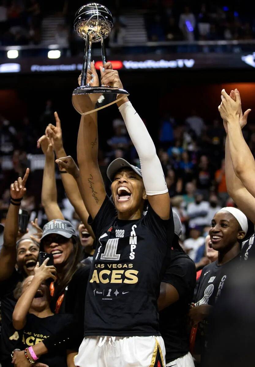 La delantera de Las Vegas Aces A’ja Wilson (22), la MVP de la WNBA 2022, sostiene el trofeo d ...