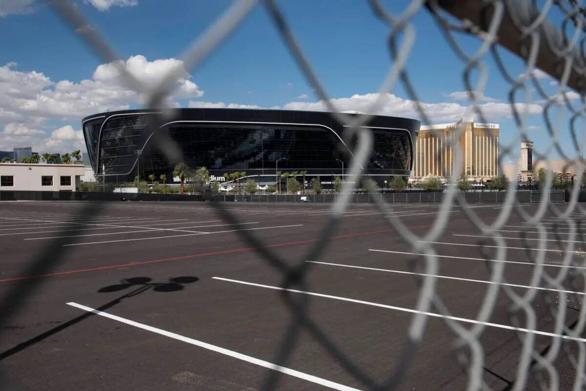 El estacionamiento de 5585 de Polaris Avenue, frente al Allegiant Stadium, el jueves 15 de sept ...