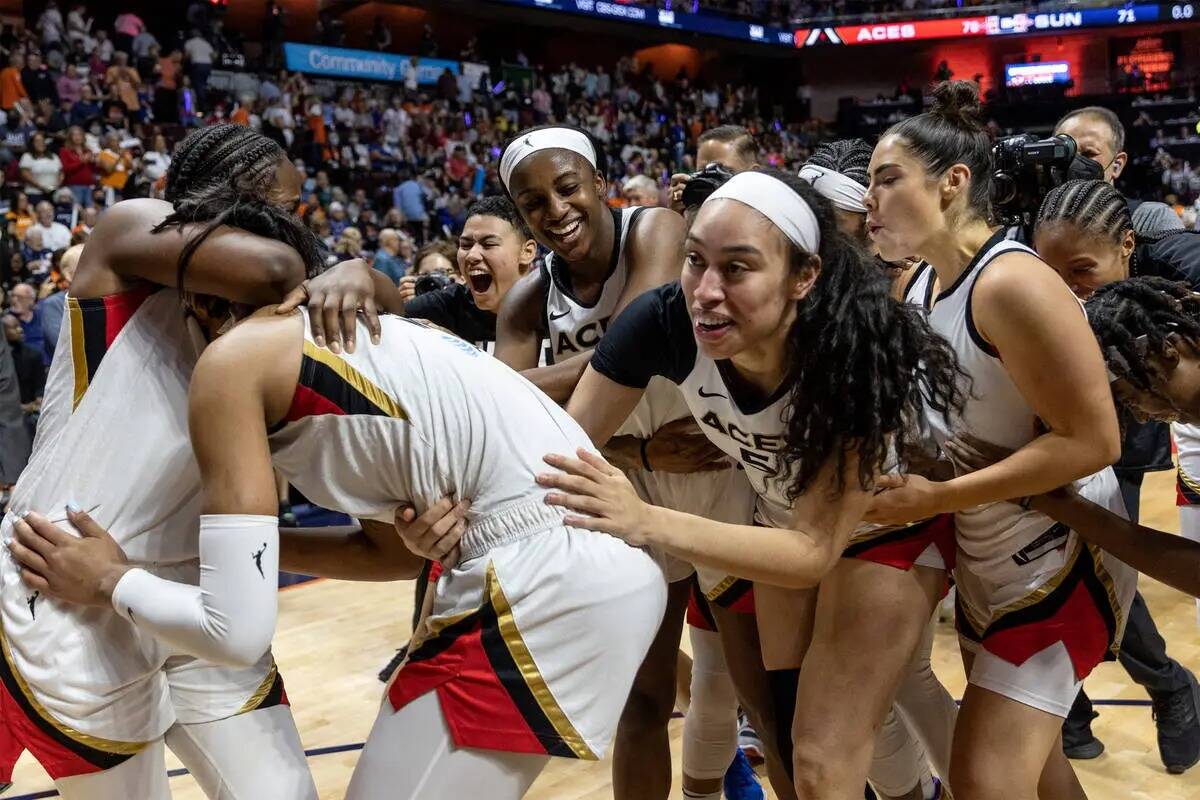 Las Vegas Aces celebran tras ganar el Campeonato de la WNBA 2022 contra las Connecticut Sun en ...