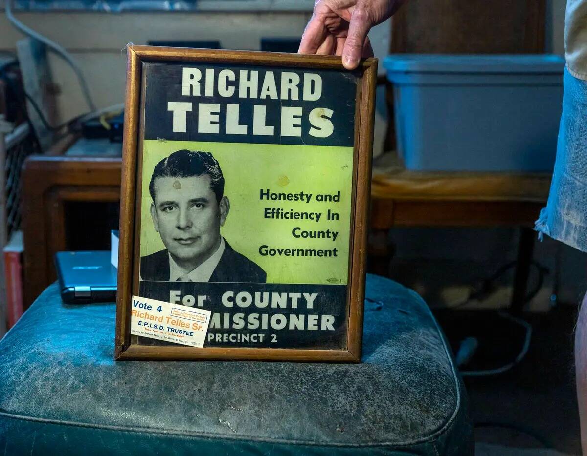 George Thomas, amigo de la familia Telles, en su casa con un viejo anuncio que anuncia a Richar ...
