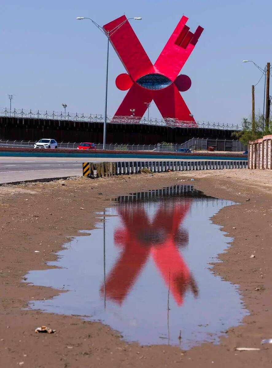 En Ciudad Juárez, México, una X monumental llamada "Monumento a la Mexicanidad" se alza sobre ...