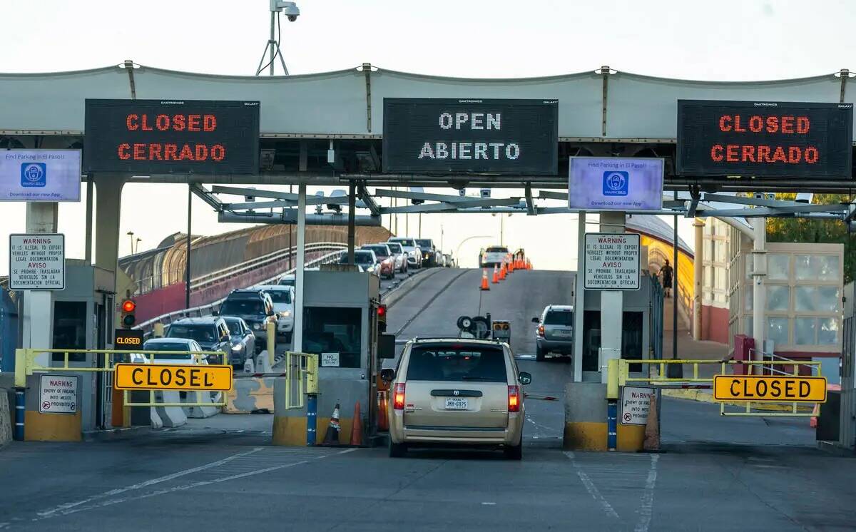 Vehículos cruzan la frontera mexicana en el puente de Stanton Street Bridge el viernes 16 de s ...