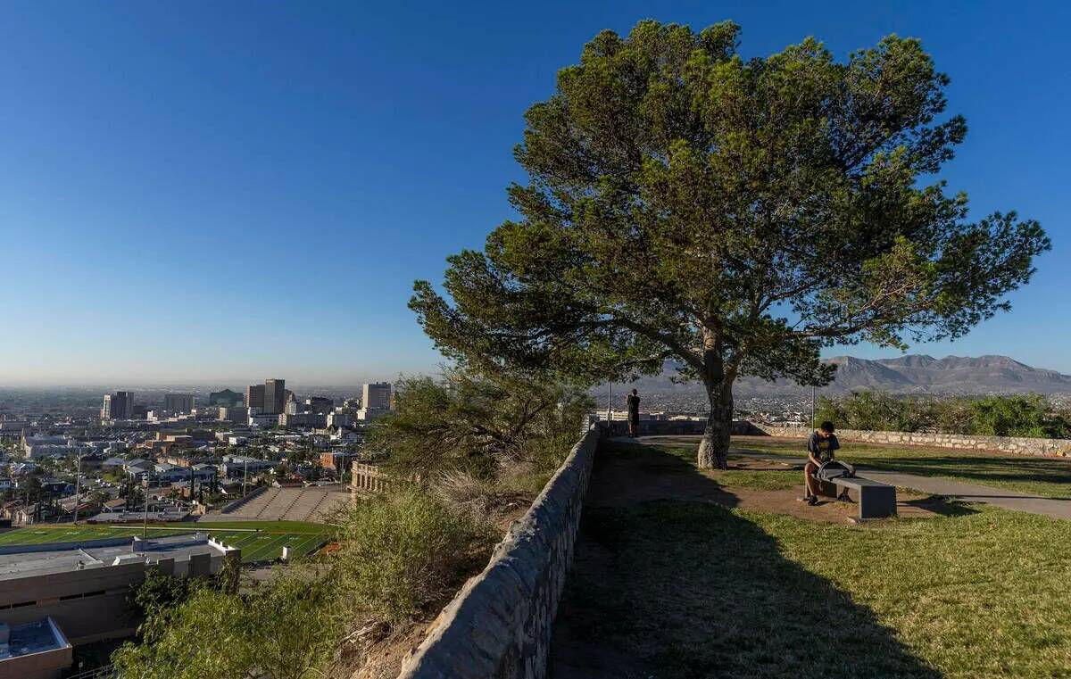 Un niño estudia en Tom Lea Park mientras la luz de la mañana comienza a iluminar el área del ...