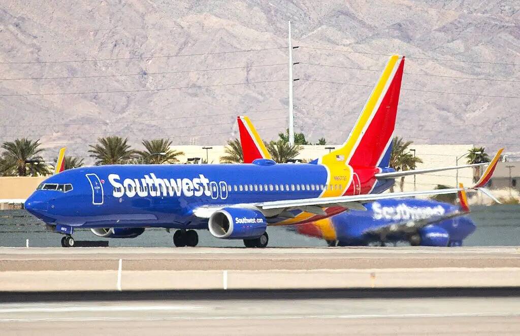 Un avión de Southwest se prepara para despegar del Aeropuerto Internacional McCarran el martes ...