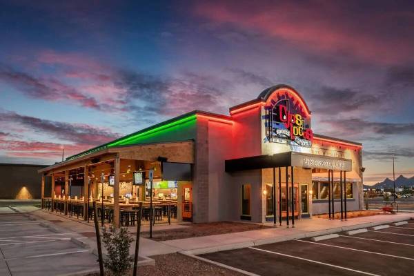 El exterior de Ojos Locos Sports Cantina en Tucson, Arizona. La empresa se está asociando con ...
