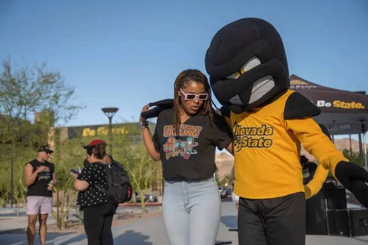 Za'Ni Smith es fotografiado con la nueva mascota del Nevada State College, Sting. (Nevada State ...