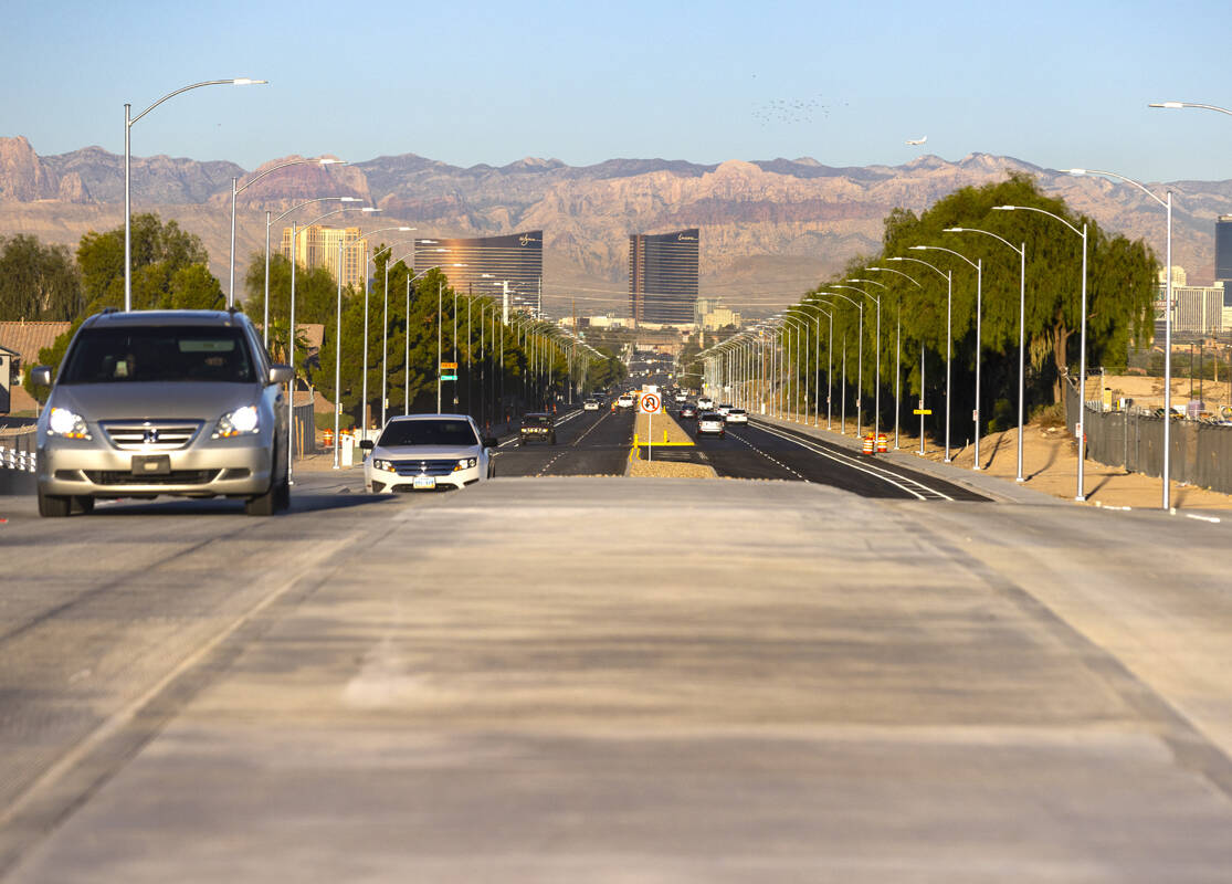 Automovilistas cruzan el puente recién inaugurado llevando Desert Inn Road sobre Las Vegas Was ...