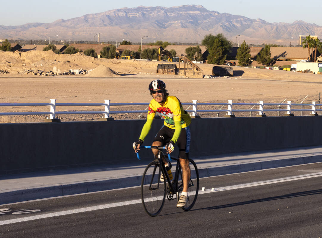Un ciclista monta su bicicleta en el puente recién inaugurado, llevando Desert Inn Road sobre ...