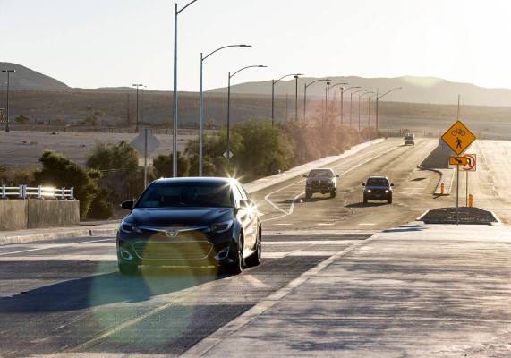 Automovilistas cruzan el puente recién inaugurado llevando Desert Inn Road sobre Las Vegas Was ...
