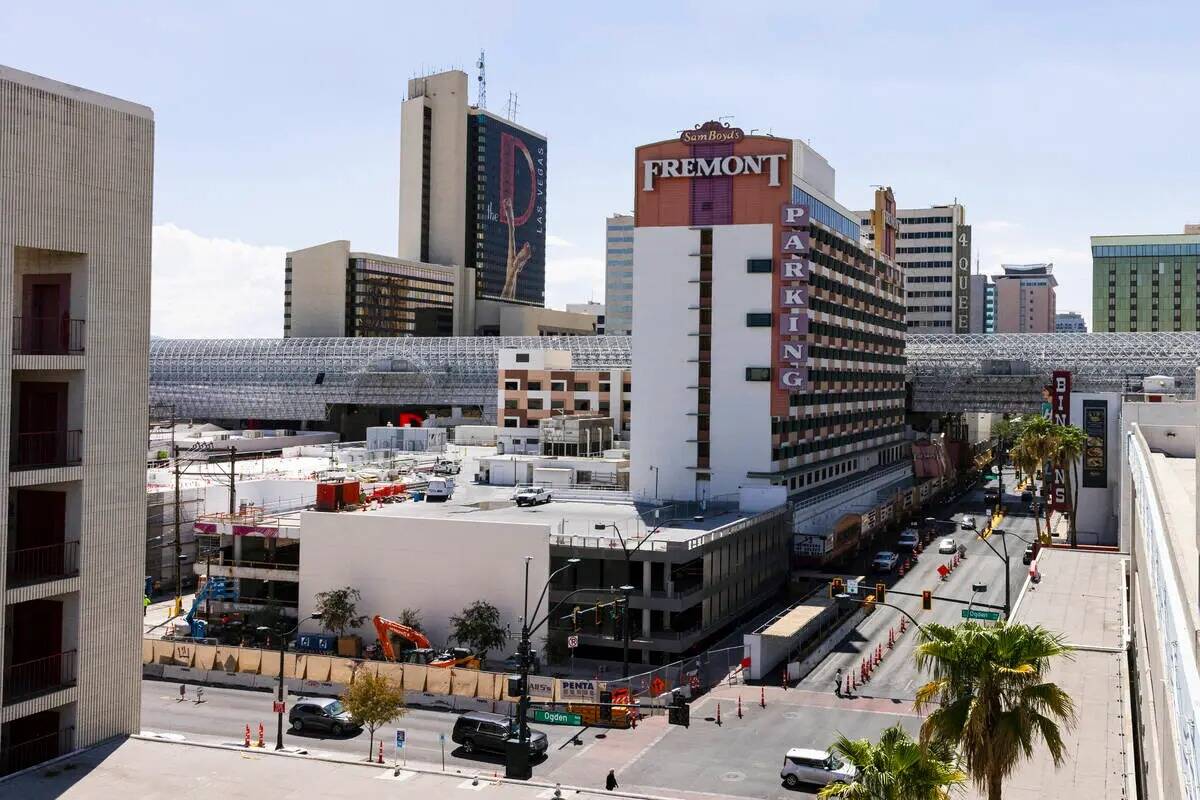 El centro de Las Vegas visto desde el estacionamiento del hotel-casino Binion's, el miércoles ...