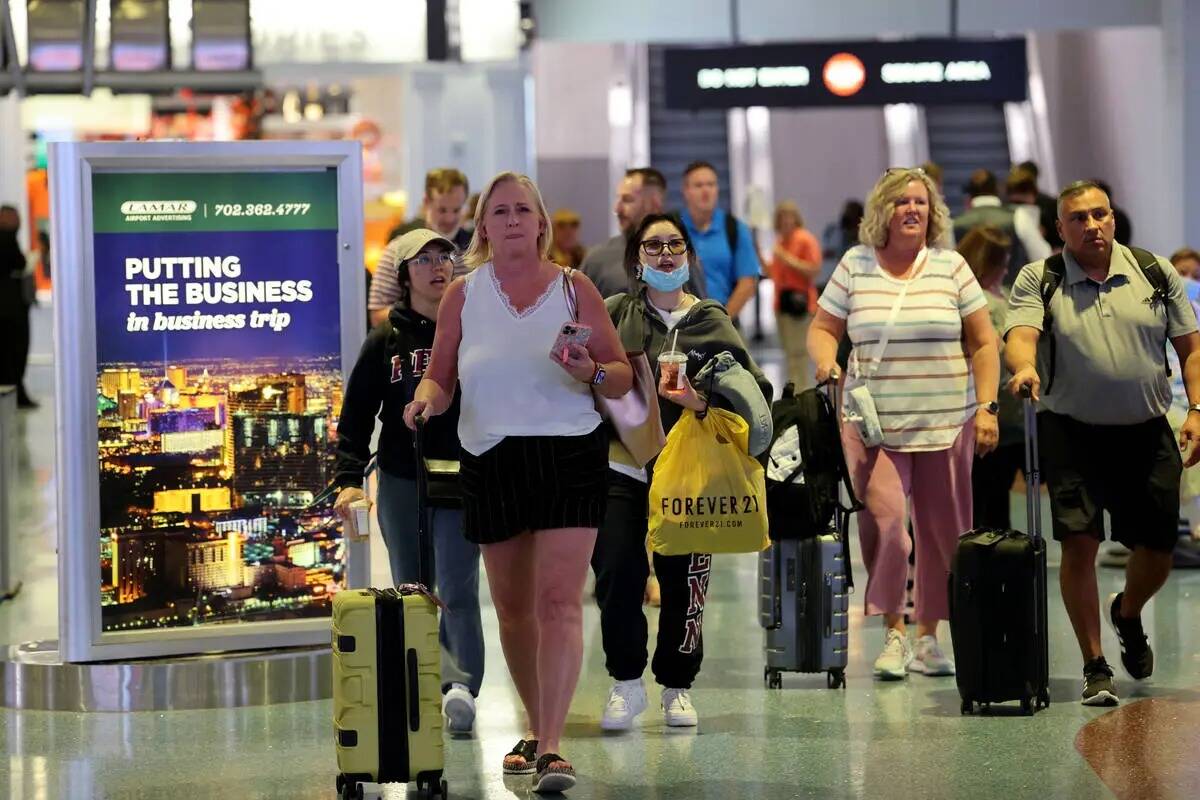 Pasajeros en el reclamo de equipaje en la Terminal Uno del Aeropuerto Internacional Harry Reid ...