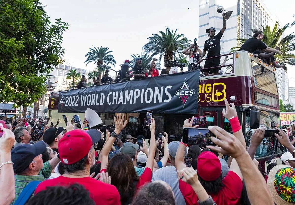 Fans observan el paso de las Aces de Las Vegas durante el desfile de la victoria del equipo en ...