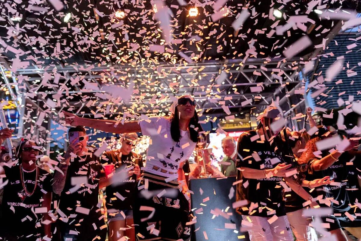 Llueve confeti sobre las campeonas de la WNBA 2022, las Vegas Aces, durante un desfile en honor ...