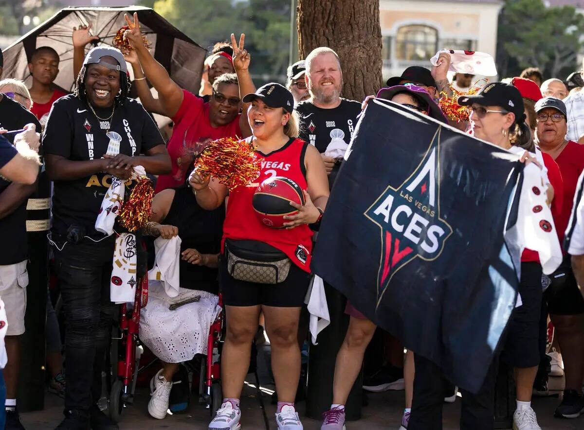 Los fans esperan para ver pasar a las Aces de Las Vegas durante el desfile de la victoria del e ...