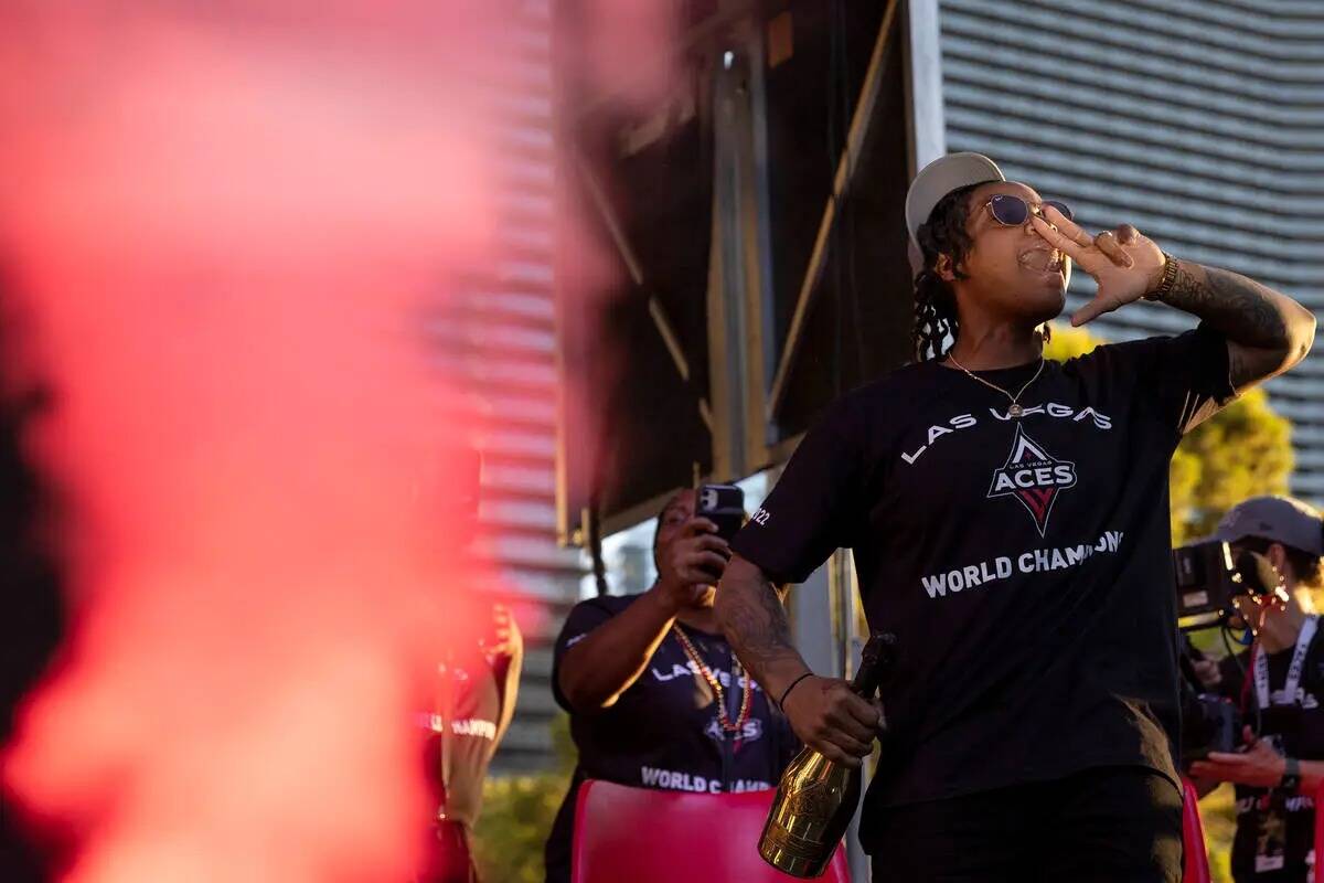 La escolta de Las Vegas Aces, Riquna Williams, celebra junto a la multitud durante el desfile e ...