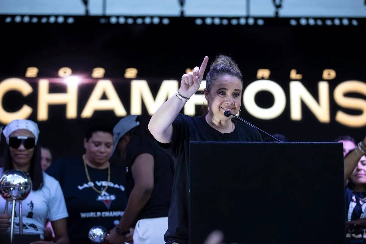 La entrenadora de Las Vegas Aces, Becky Hammon, da un discurso durante un desfile en honor a la ...