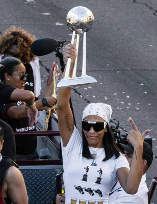 A'ja Wilson, de Las Vegas Aces, sostiene el trofeo de campeona durante el desfile de la victori ...