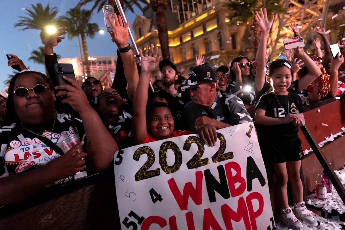 Los fans de Las Vegas Aces animan a su equipo durante un desfile para honrar su victoria en 202 ...