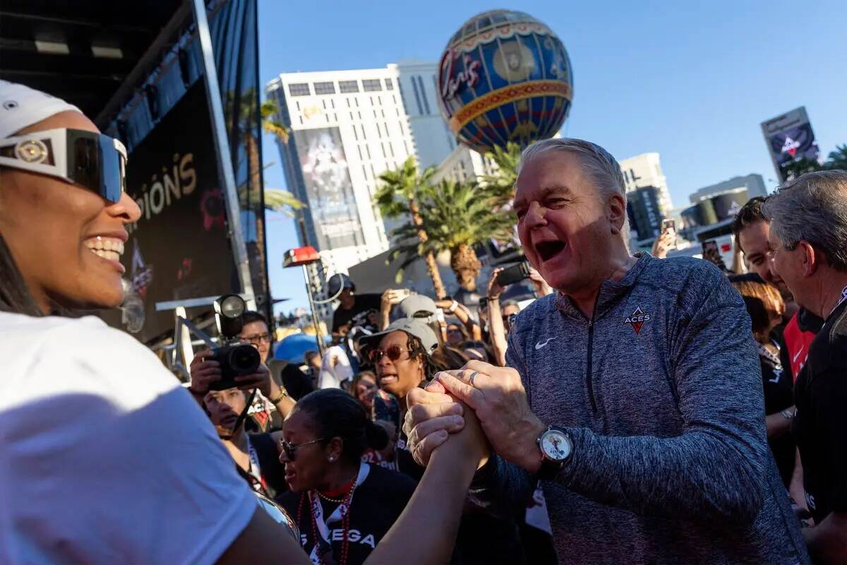 El gobernador Steve Sisolak felicita a la alera de las Vegas Aces por ganar el 2022 WNBA Champi ...