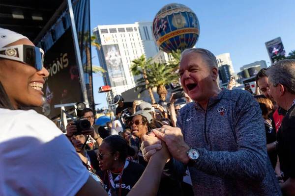 El gobernador Steve Sisolak felicita a la alera de las Vegas Aces por ganar el 2022 WNBA Champi ...
