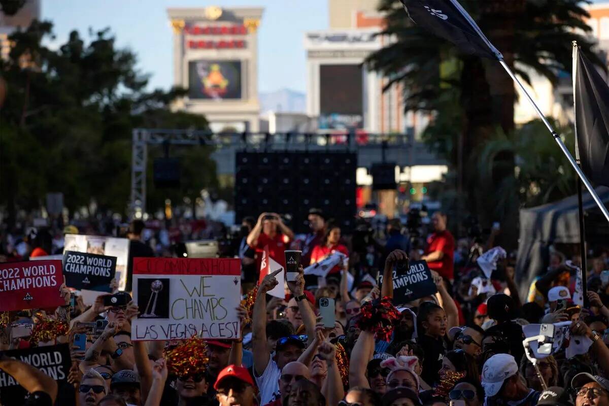 Los fans de Las Vegas Aces llenan Las Vegas Boulevard para un desfile para celebrar que su equi ...