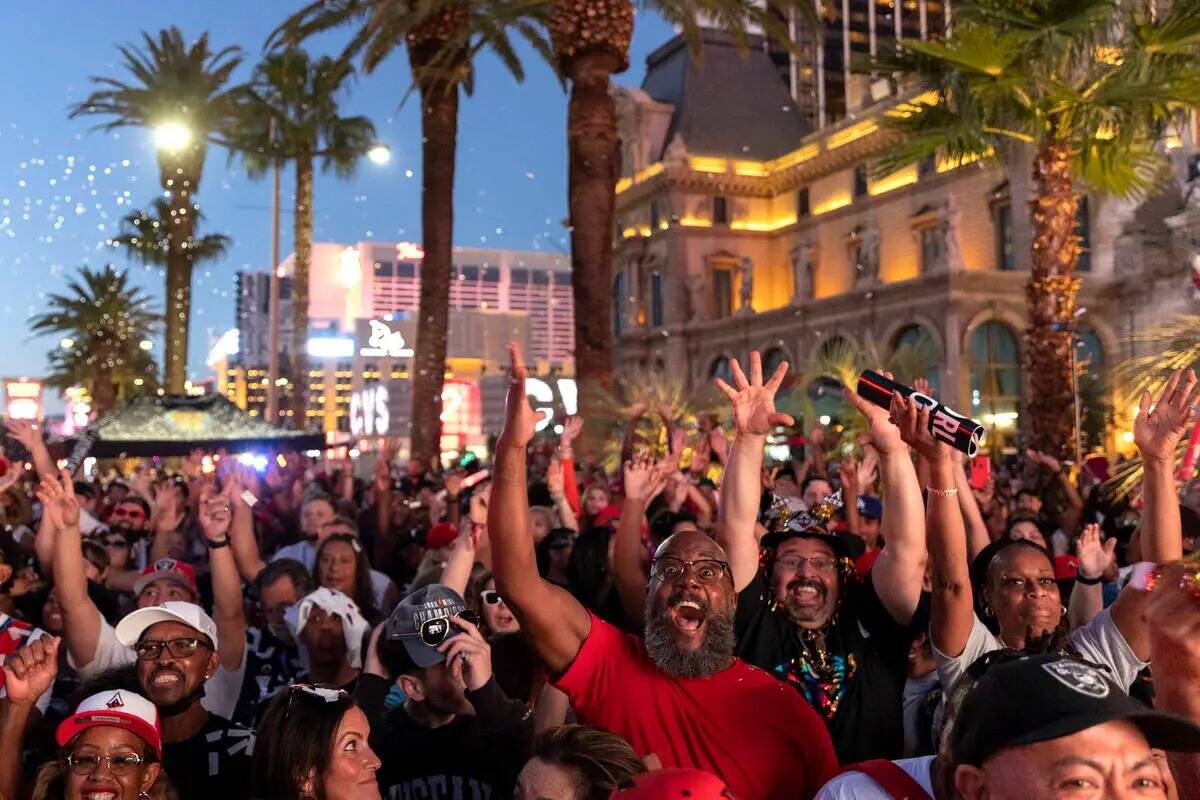 Fans de Las Vegas Aces animan a su equipo durante un desfile para celebrar la victoria de las A ...