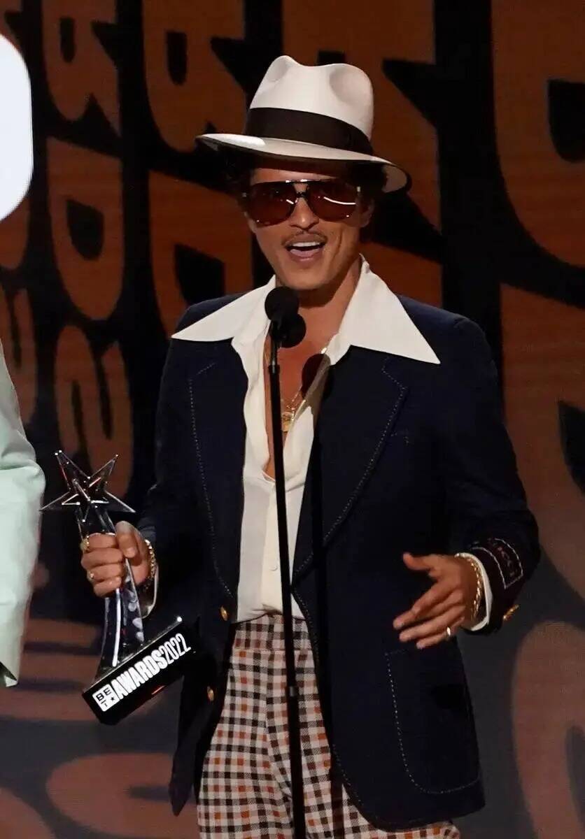 Bruno Mars se muestra aceptando el premio al Álbum del Año por "An Evening with Silk Sonic" e ...