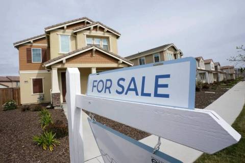 Un letrero de "se vende" frente a una casa en Sacramento, California, el jueves 3 de marzo de 2 ...