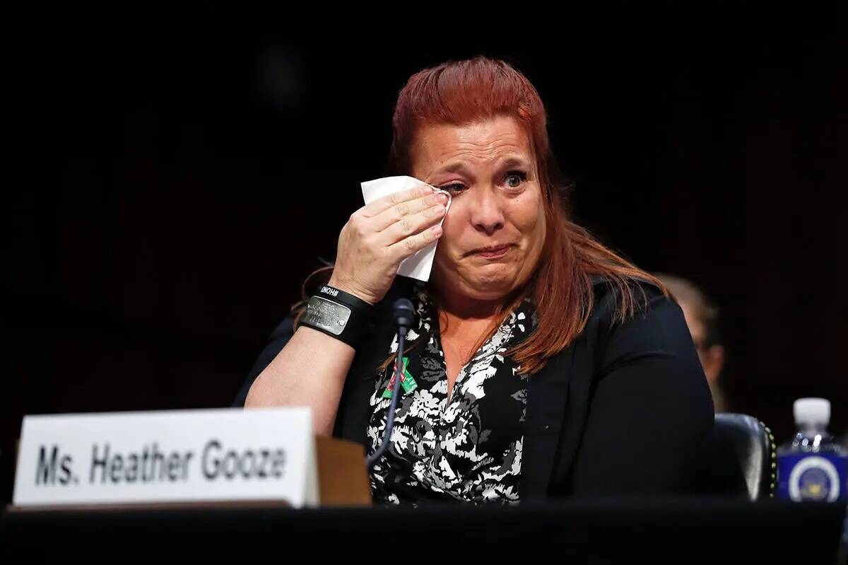 Heather Gooze, testigo del tiroteo de Las Vegas, llora mientras testifica durante una audiencia ...