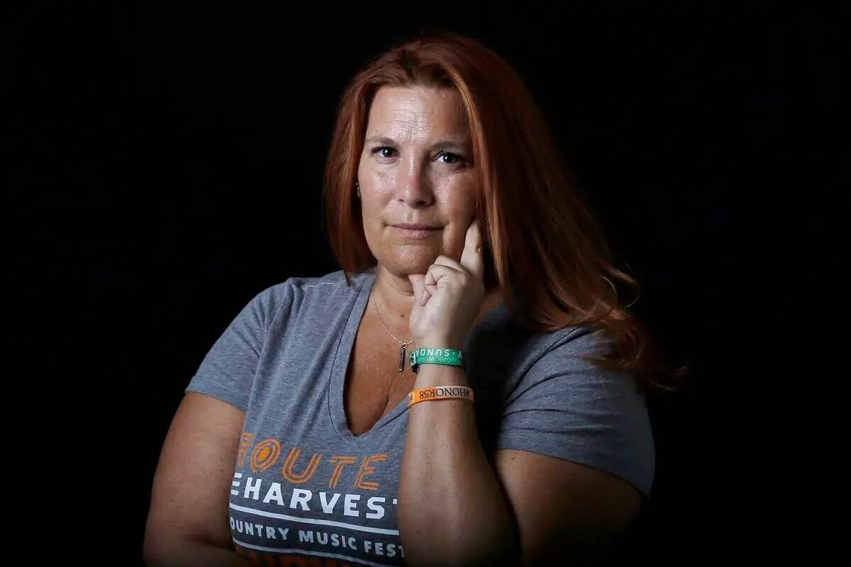 Heather Gooze, superviviente del tiroteo en el festival Route 91 Harvest, posa para una foto en ...